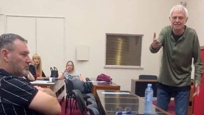 Branko Kockica pije iz "zidarca" usred Skupštine (FOTO)
