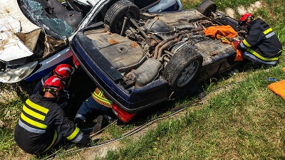 Saobraćajna nesreća kod Kragujevca: Vozilo sletelo u kanal (FOTO)