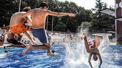 Haos na bazenima: Kupači, naoružajte se strpljenjem (FOTO)