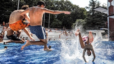Haos na gradskim bazenima: Trovanje, ofarbani kupači, kabine u raspadu Haos na gradskim bazenima: Trovanje, ofarbani kupači, kabine u raspadu