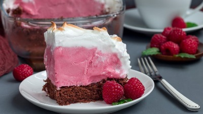 Torta sa malinama i pudingom od vanile! Kokos joj daje poseban ukus