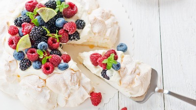 Pavlova sa bobičastim voćem: Nema ko je ne voli