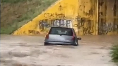 Haos u Nišu: Ulice poplavljene, vozila "plivaju" (VIDEO)
