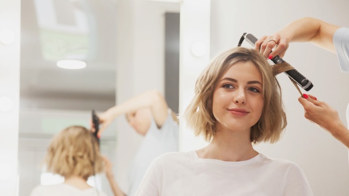 Ova frizura je pravi hit u 2026: Ne morate da je STILIZUJETE, a odlično stoji (FOTO) 