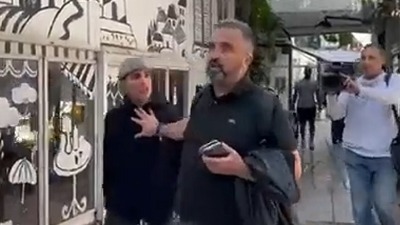 Demonstrantkinja šutnula Dragana Vučićevića (VIDEO)