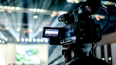 Crnogorska voditeljka napravila lapsus uživo u programu: Ceo region se drži za stomak (VIDEO)