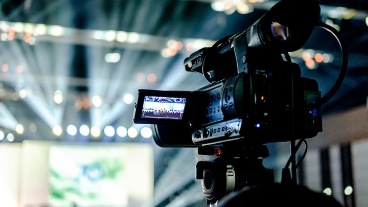 Crnogorska voditeljka napravila lapsus uživo u programu: Ceo region se drži za stomak (VIDEO)