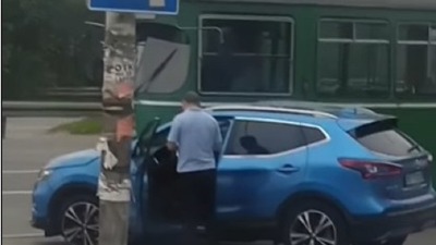Sudar kod zgrade BIGZ-a: Tramvaj udario u auto (VIDEO)