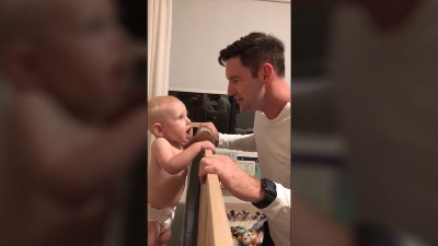 Beba prvi put vidi tatu bez brade: Reakcija HIT (VIDEO)