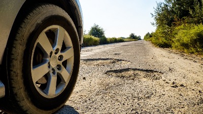 Dosetili se: Rupe na putu "gurnuli pod tepih" (VIDEO)