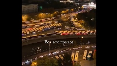 Putin i kolona autobusa: Podseća na nešto... (VIDEO)