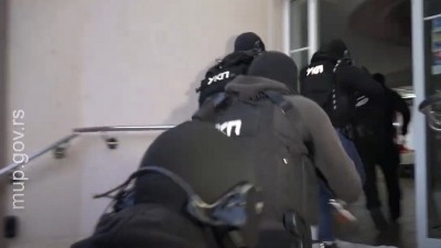 Bacili šok bombe i upali u restoran: Kako su uhapšeni dileri (VIDEO)