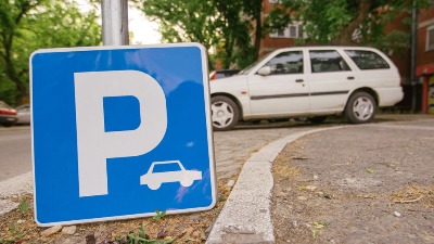 LUDILO Prisvojio parking mesto (FOTO) LUDILO Prisvojio parking mesto (FOTO)
