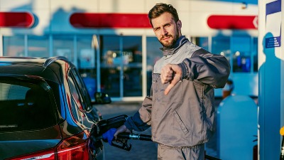 POSKUPLJENJE GORIVA JE NEMINOVNO: Posledice prestanka rada rafinerije