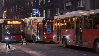 Autobus se zakucao se u autobusko stajalište (FOTO)