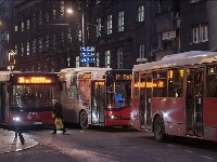 Drama u autobusu: Grupa muškaraca napala putnika nožem i suzavcem (VIDEO)