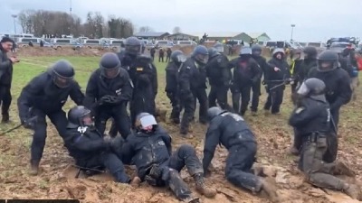 Policajci krenuli na narod, pa se zaglavili u blatu (VIDEO)