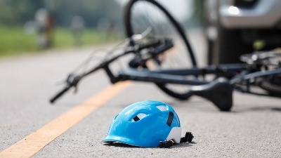 Auto udario dete na biciklu dok je išlo u školu