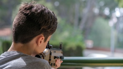 Dečak (12) pucao iz puške i teško ranio mlađeg brata