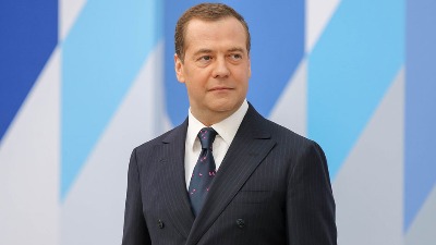 "Zeleni neobrijani kreten": Medvedev izvređao Zelenskog