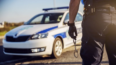 Pretukao taksistu pa ga opljačkao: Kraljevačka policija uhapsila mladića