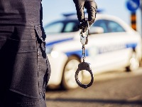 Naoružani maloletnik iz Dimitrovgrada hteo da otme devojčicu (14)