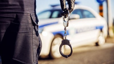 Naoružani maloletnik iz Dimitrovgrada hteo da otme devojčicu (14)