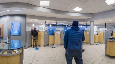 Banke pritisle penzionere - podizanje novca na šalteru više NIJE DOZVOLJENO?!