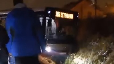 Autobus sa putnicima sleteo u jarak (VIDEO)
