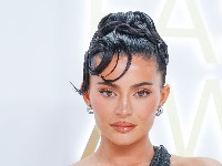 Grudi samo što ne ispadnu: Kajli BACILA MUŠKARCE u trans (FOTO) 