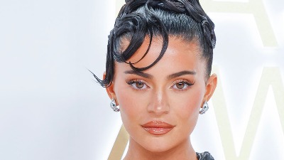 Grudi samo što ne ispadnu: Kajli BACILA MUŠKARCE u trans (FOTO) 