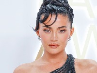 Haos zbog luksuza: Kajli Džener RAZBESNELA internet zbog bizarne ogrlice mačke (FOTO)