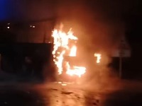 Izgoreo autobus na auto-putu Niš - Leskovac (VIDEO)