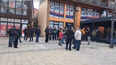 Protest u Mitrovici ispred sedišta SNS i Srpske liste