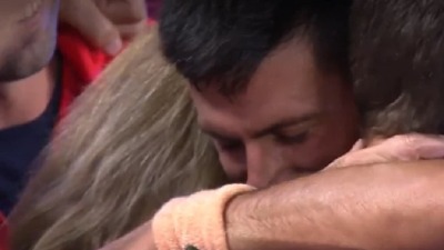 ČISTA EMOCIJA Novakove suze u zagrljaju majke (VIDEO)
