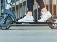 Nesreća u NS: Muškarca na električnom trotinetu udario auto