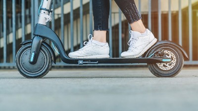 Nesreća u NS: Muškarca na električnom trotinetu udario auto