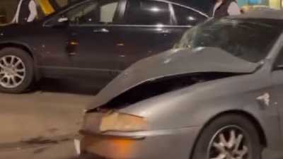 Vozač se zakucao u parkirane automobile (VIDEO)