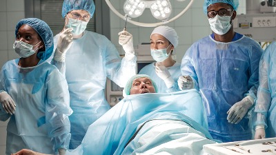 Čoveka uspavali za operaciju, on pipka doktorku (VIDEO)
