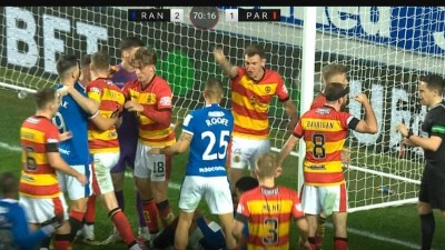 LUDNICA Rendžers pustio rivala da postigne gol (VIDEO)
