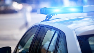 Drama u NS, lopovi udarili policijsko vozilo: Povređen policajac