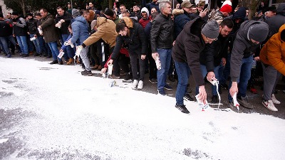 Mlekari prosuli poljsko mleko ispred Ministarstva (FOTO)