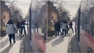 Mladići se pesničili ispred autobusa (VIDEO)