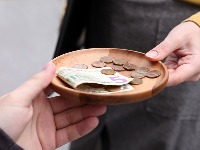 Konobarica dobila bakšiš od 800 evra: Prvo se ŠOKIRALA, a onda saznala ČUDAN ZAHTEV (VIDEO) 