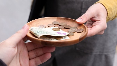 Konobarica dobila bakšiš od 800 evra: Prvo se ŠOKIRALA, a onda saznala ČUDAN ZAHTEV (VIDEO) 