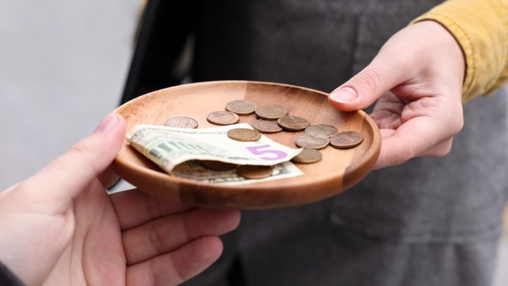 Konobarica dobila bakšiš od 800 evra: Prvo se ŠOKIRALA, a onda saznala ČUDAN ZAHTEV (VIDEO) 