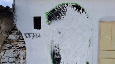 Uništen mural Novaka Đokovića u Orahovcu