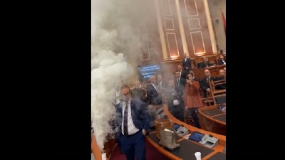 Poslanik aktivirao dimne bombe u Skupštini (VIDEO)
