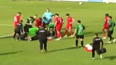 Fudbaler se srušio na teren i umro (VIDEO)