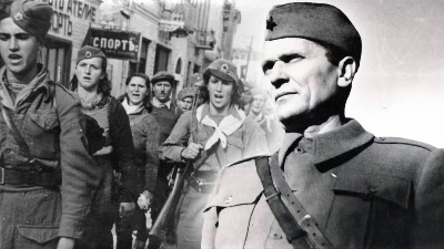 OMLADINAC POLOŽIO VENAC NA TITOVU BISTU Policija ga prijavila zbog petokrake